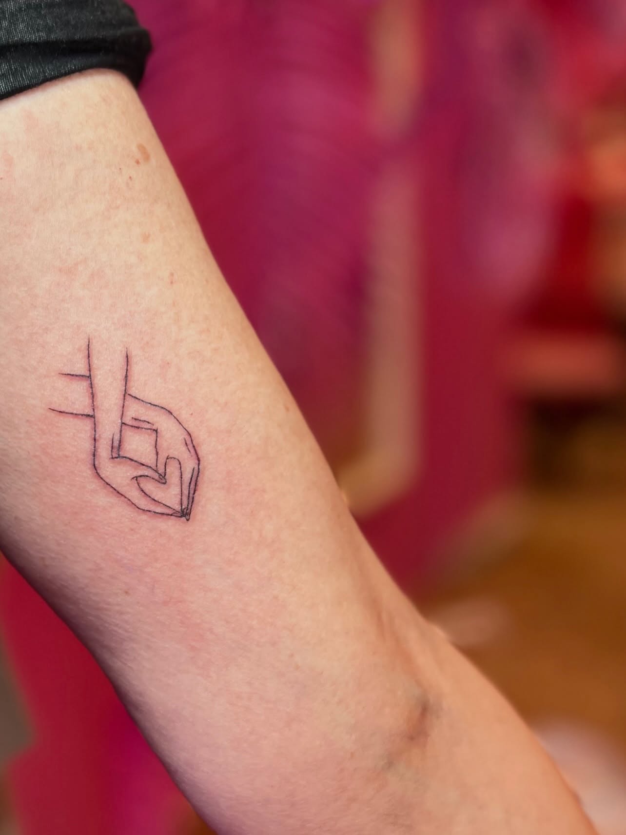 Blackwork geometrický motiv na stehně